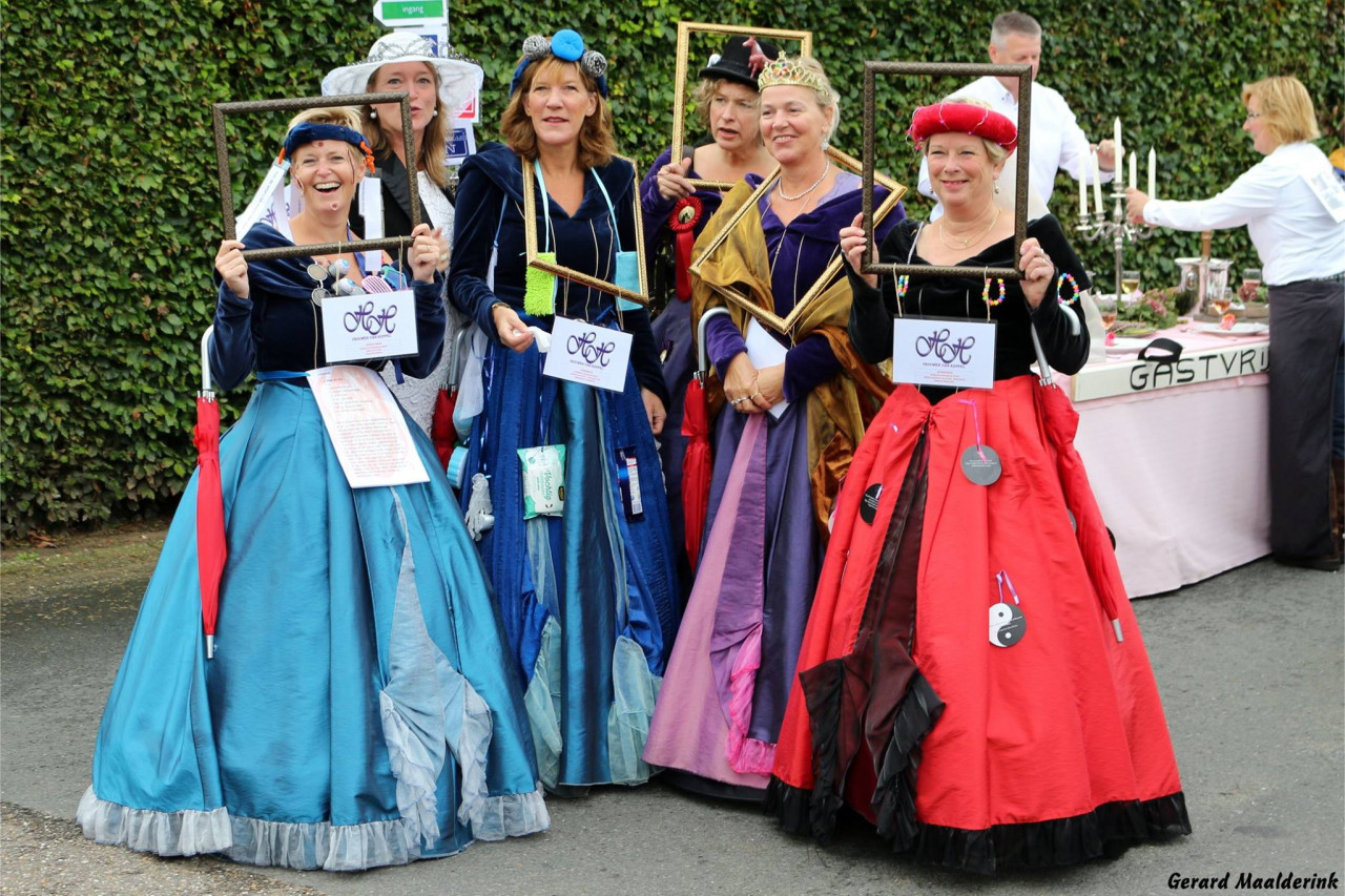 verklede dames tijdens optocht