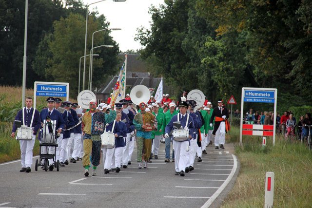 optocht met muziekkorps in Hummelo